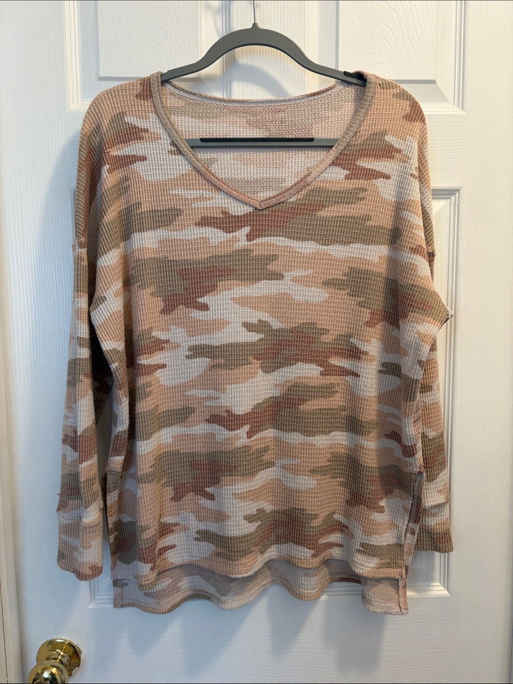 American Eagle Outfitters Beige Pink Camouflage V-Neck Thermal Top